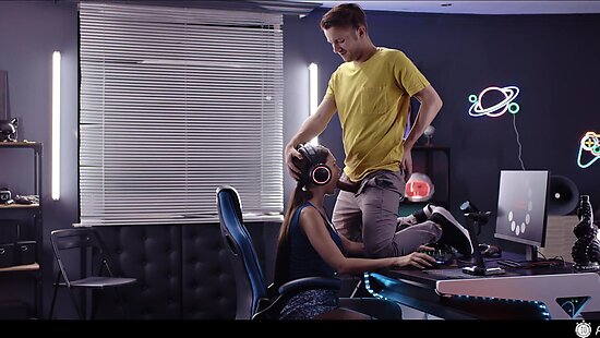 Порно гипноз - Парень остановил время и трахнул свою коллегу по офису