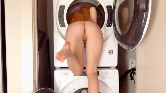 Длинноволосая блондинка притворилась, что застряла и показала красивую мастурбацию с игрушкой